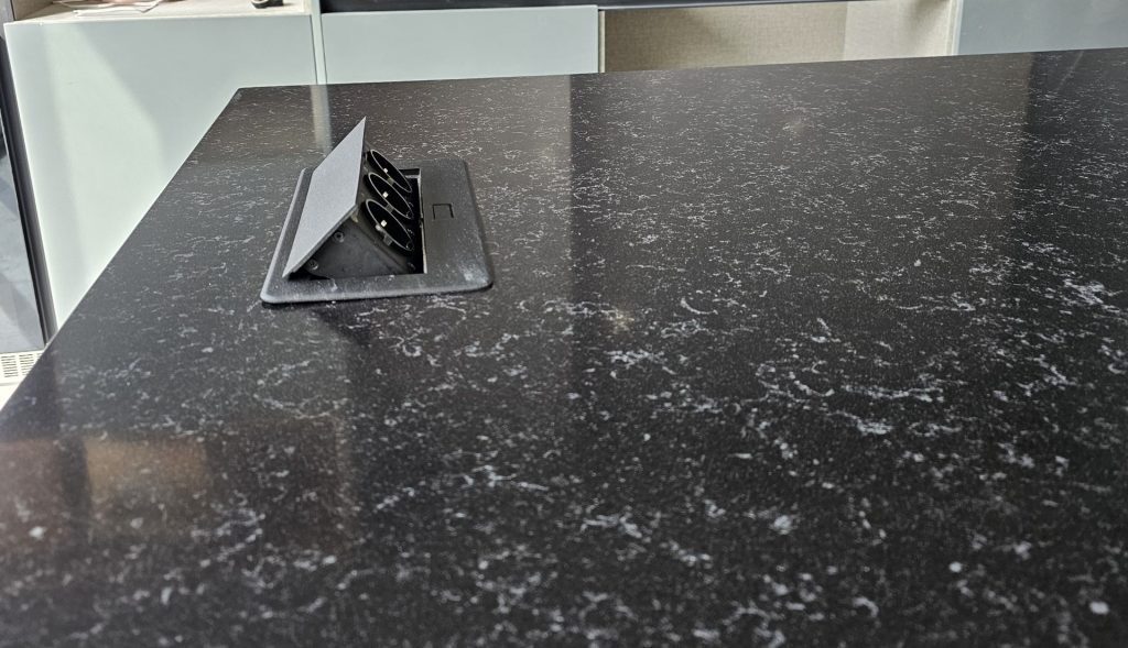 سنگ روی کابینت آشپزخانه