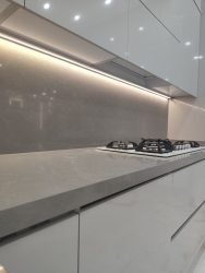سنگ کوارتز برای کابینت صفحه کابینت کوارتز مقایسه کوارتز و کورین بهترین متریال کابینت ۲۰۲۵ مزایا و معایب کوارتز طراحی آشپزخانه مدرن